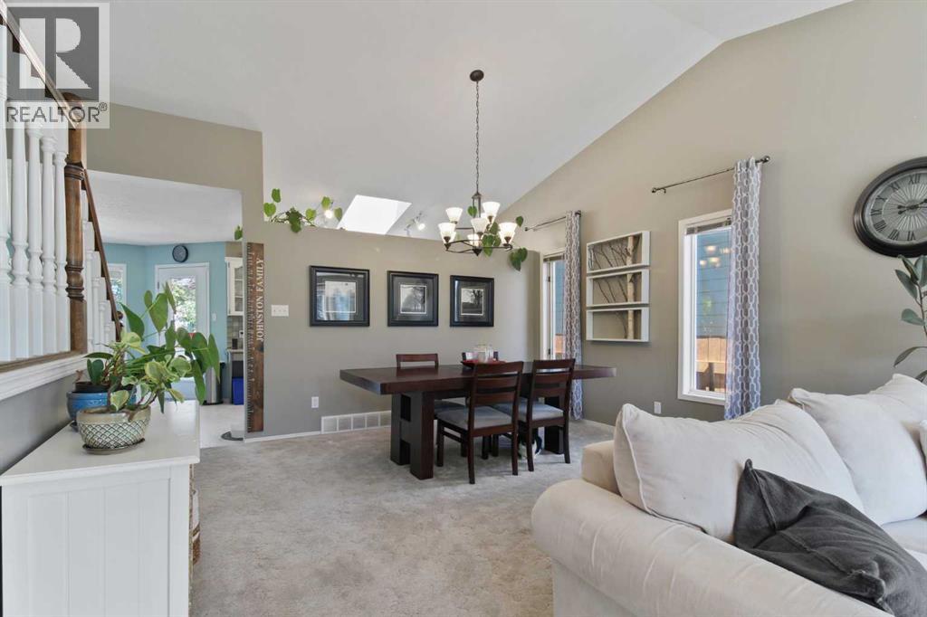 Photo 5 of 66 Edgewood Crescent W, Lethbridge AB