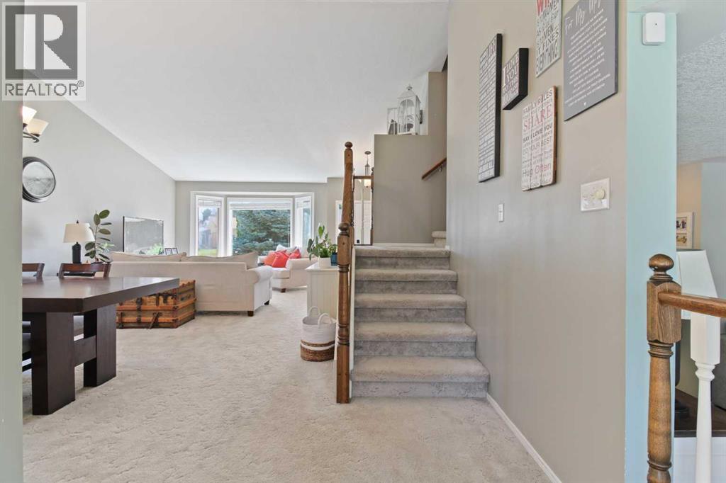 Photo 8 of 66 Edgewood Crescent W, Lethbridge AB