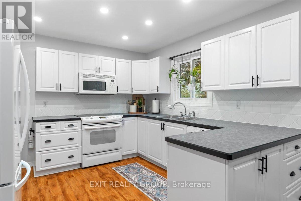 Photo 15 of 421 Dundas Street W, Greater Napanee ON