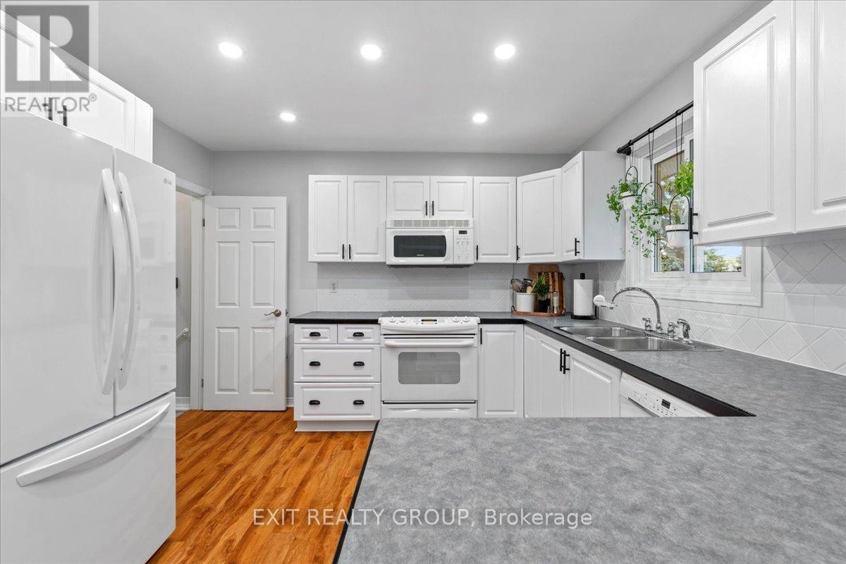 Photo 16 of 421 Dundas Street W, Greater Napanee ON