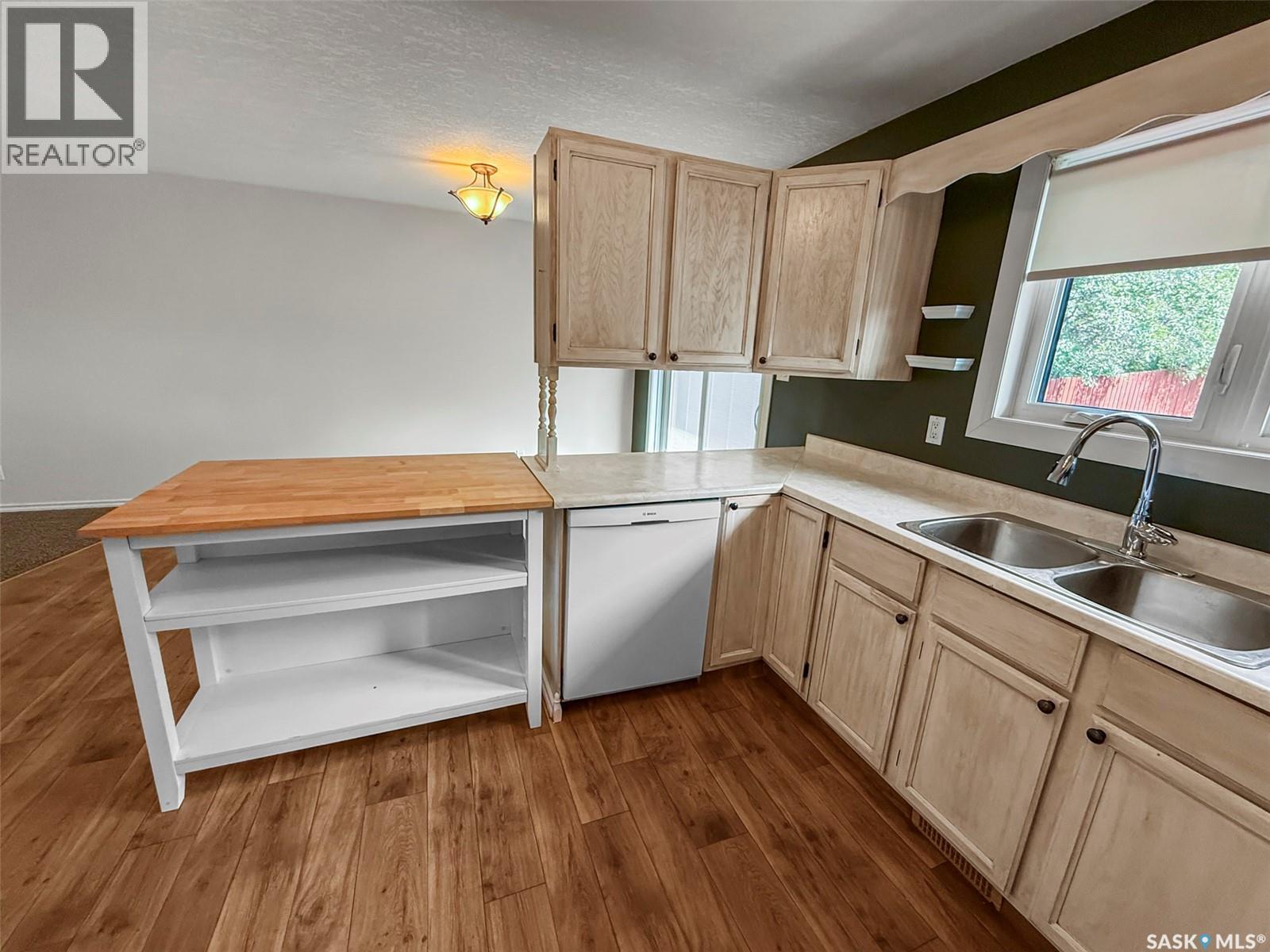 Photo 9 of 153 5th Avenue Ne, Swift Current SK