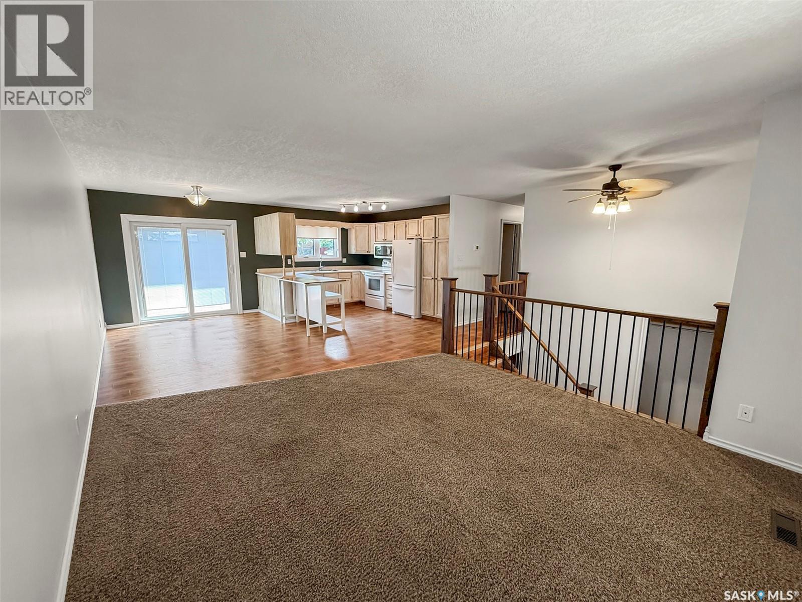 Photo 4 of 153 5th Avenue Ne, Swift Current SK