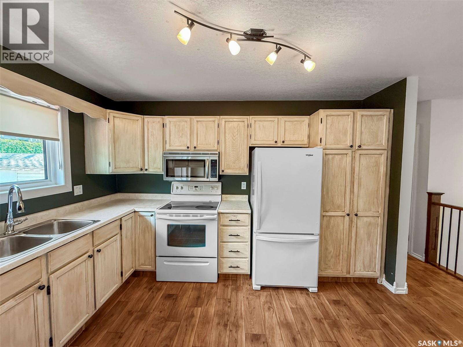 Photo 8 of 153 5th Avenue Ne, Swift Current SK