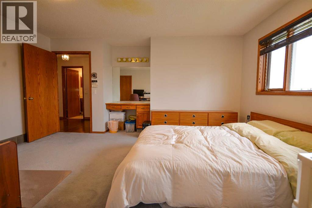 Photo 22 of 393 Hawktree Circle Nw, Calgary AB