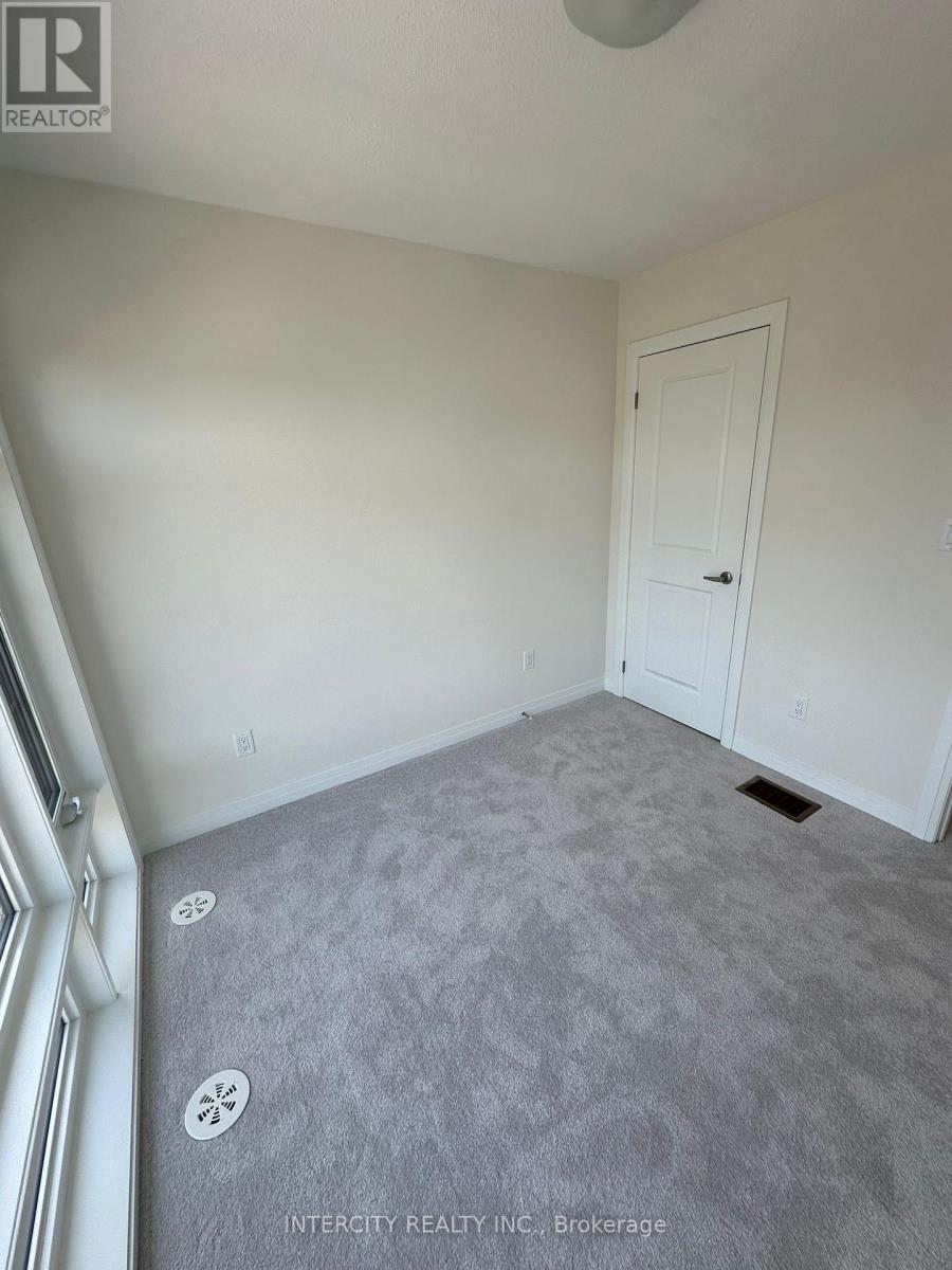 Photo 8 of 23 Bluebird Lane, Barrie ON