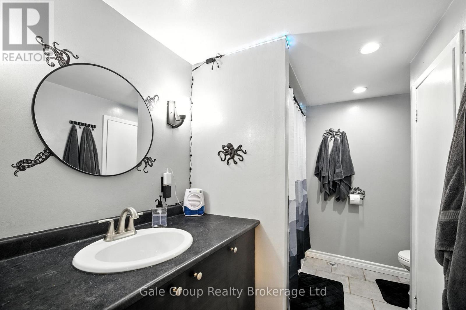 Photo 21 of 42 Moultrey Crescent, Halton Hills ON