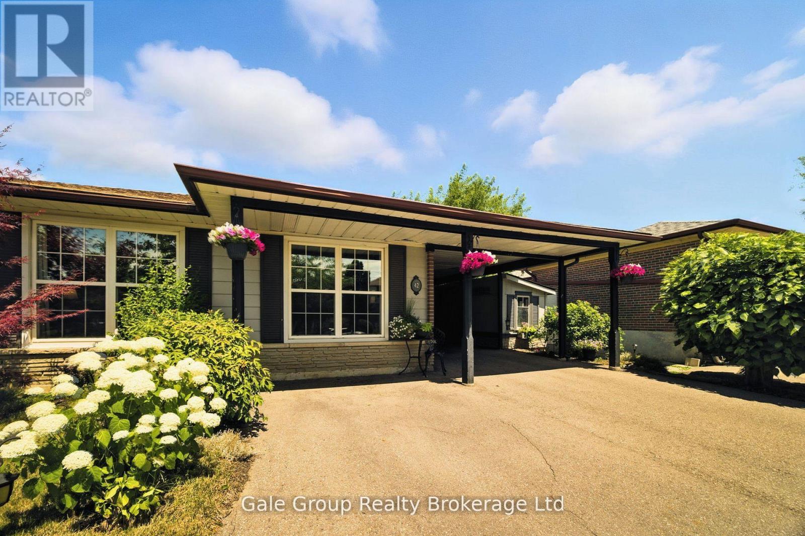Photo 1 of 42 Moultrey Crescent, Halton Hills ON