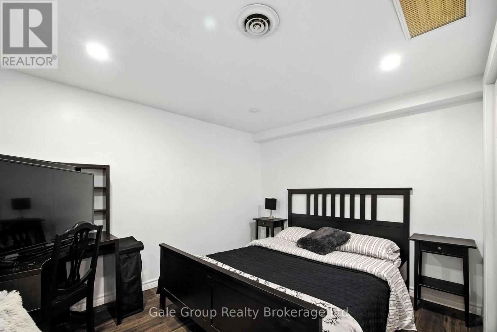 Photo 19 of 42 Moultrey Crescent, Halton Hills ON