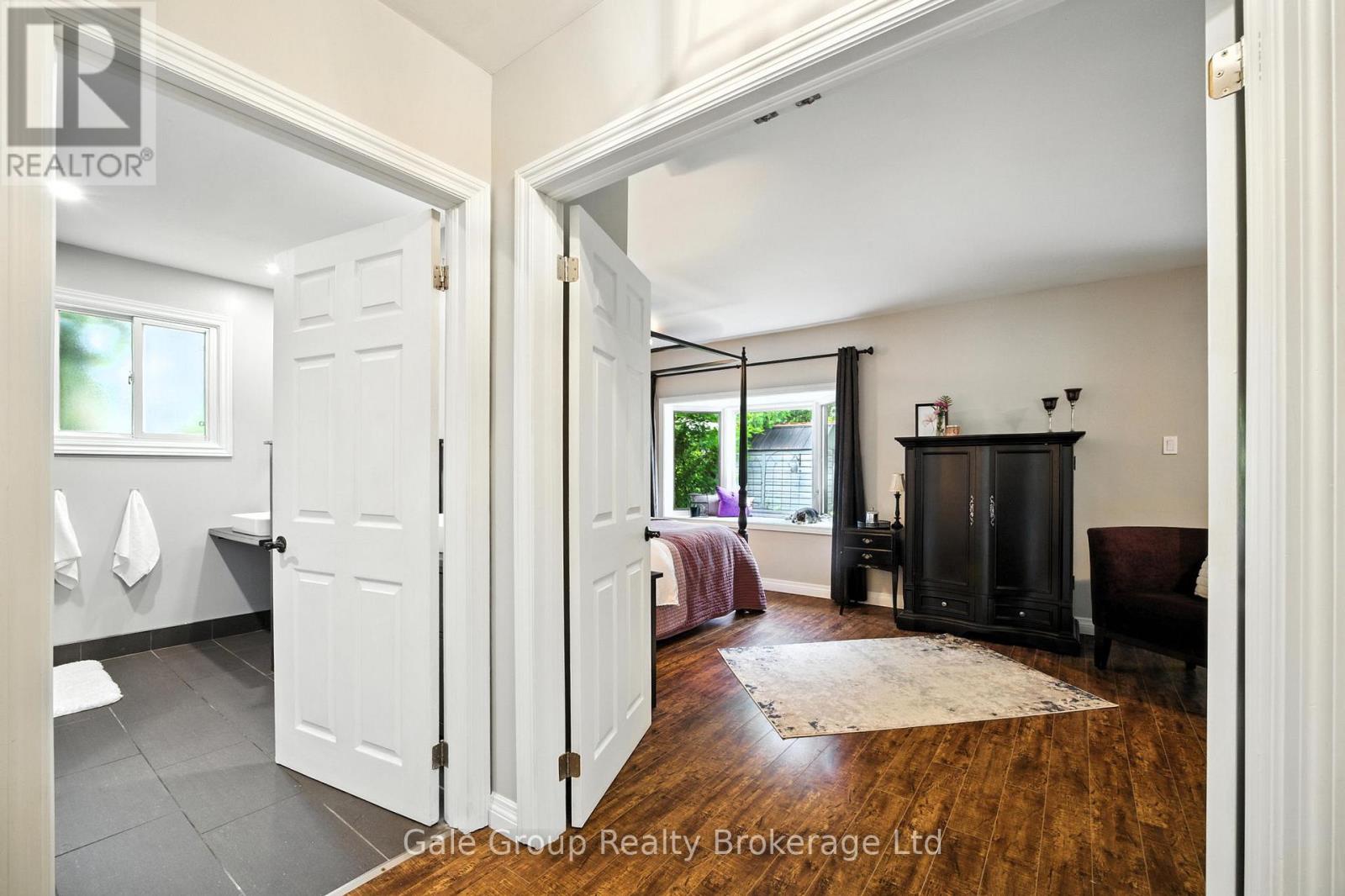 Photo 11 of 42 Moultrey Crescent, Halton Hills ON