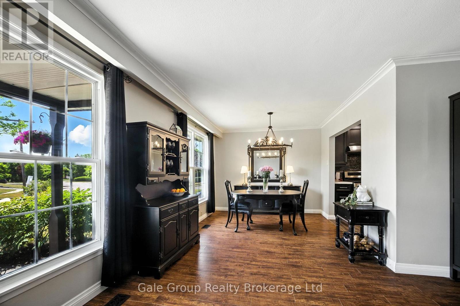 Photo 8 of 42 Moultrey Crescent, Halton Hills ON