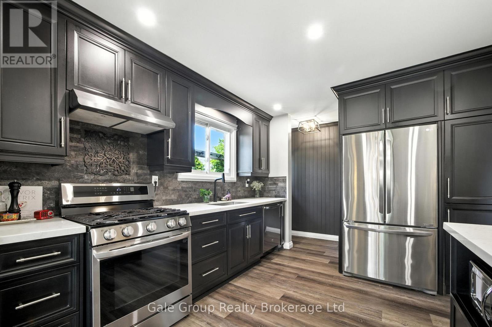 Photo 5 of 42 Moultrey Crescent, Halton Hills ON