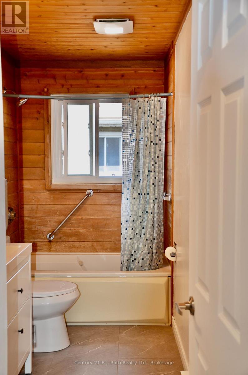 Photo 8 of 12 Kings Court, Orillia ON