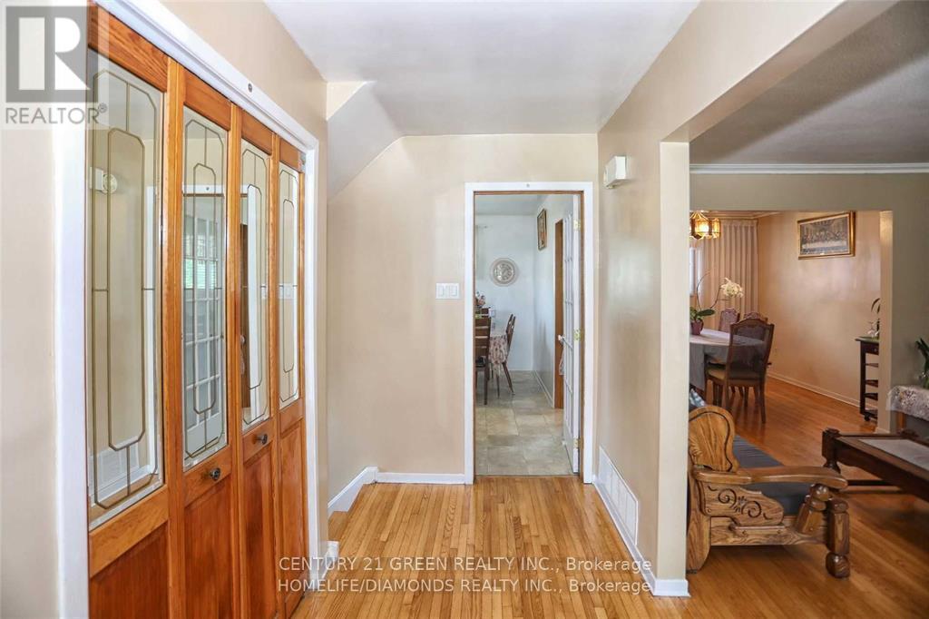 Photo 2 of 35 York Street, Mississauga ON