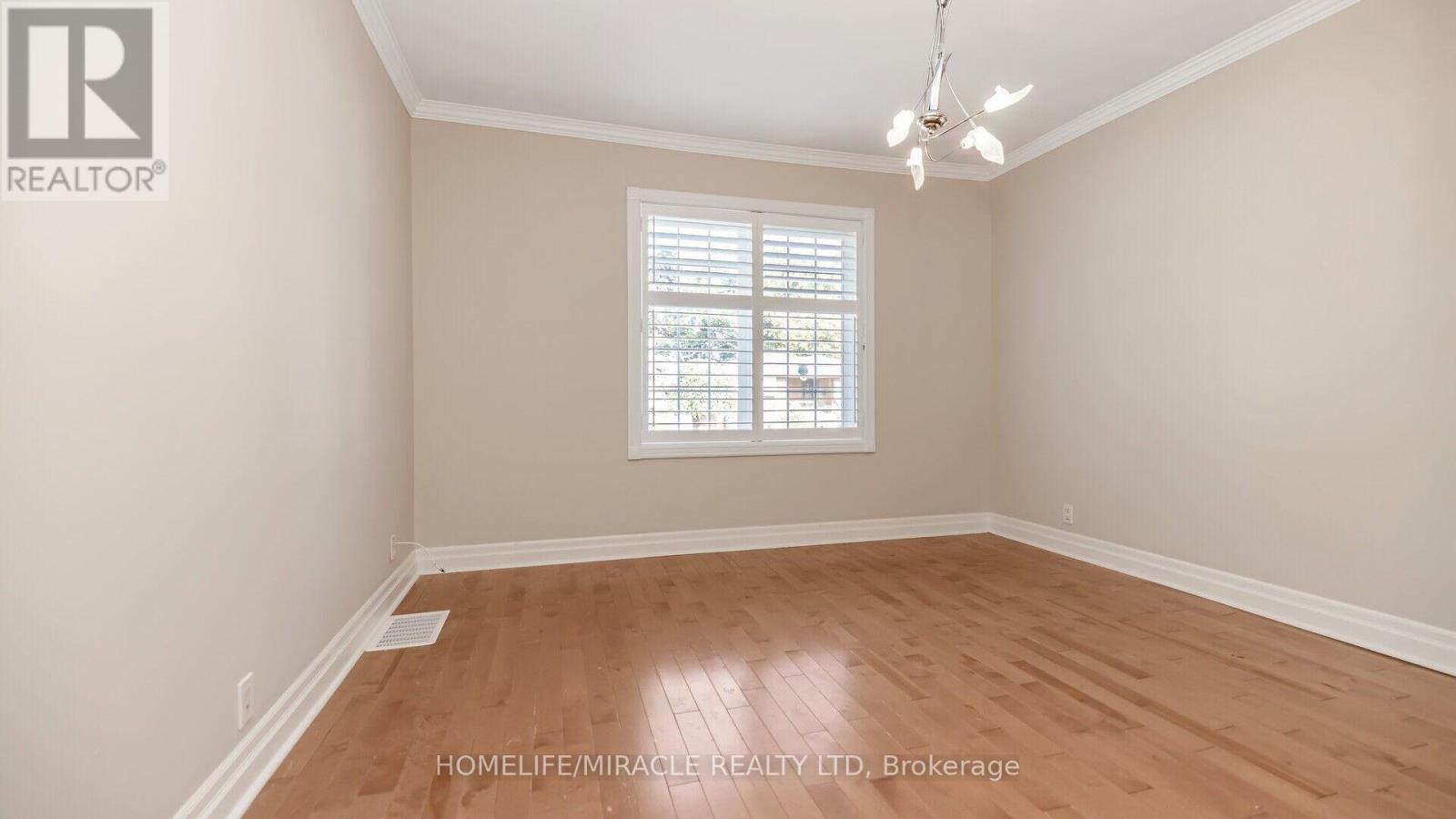 Photo 14 of 112 Troy Street, Mississauga ON