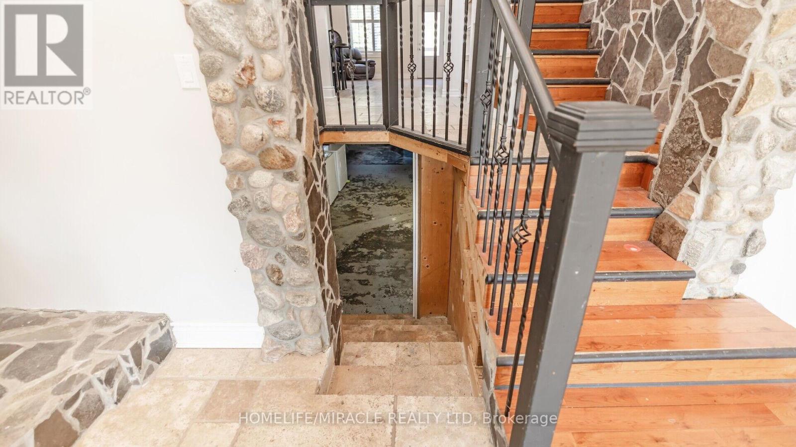 Photo 37 of 112 Troy Street, Mississauga ON