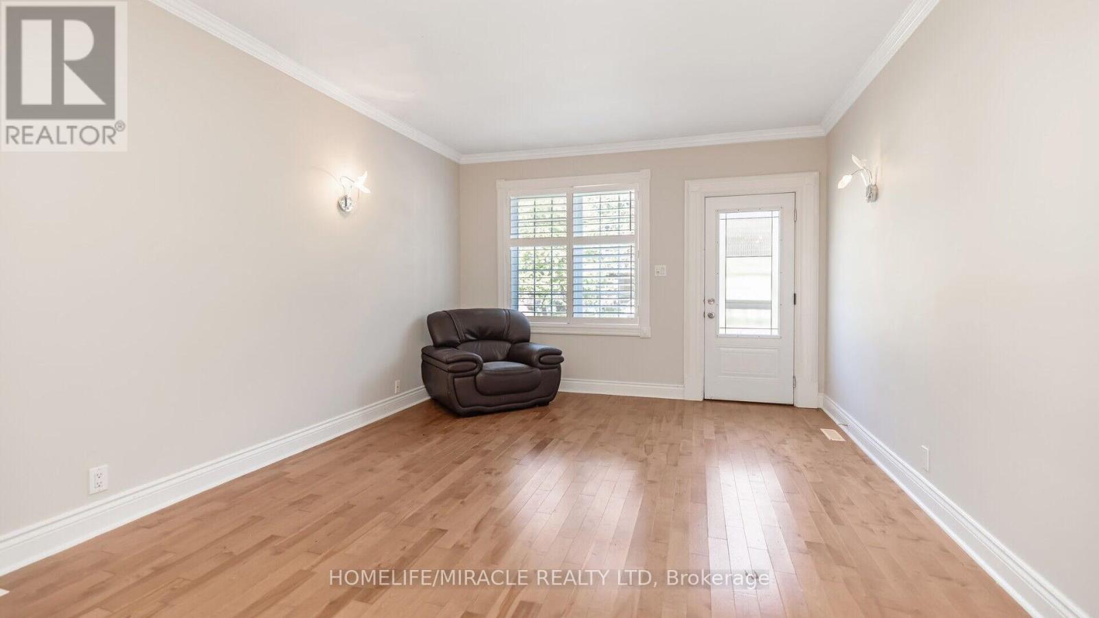 Photo 8 of 112 Troy Street, Mississauga ON