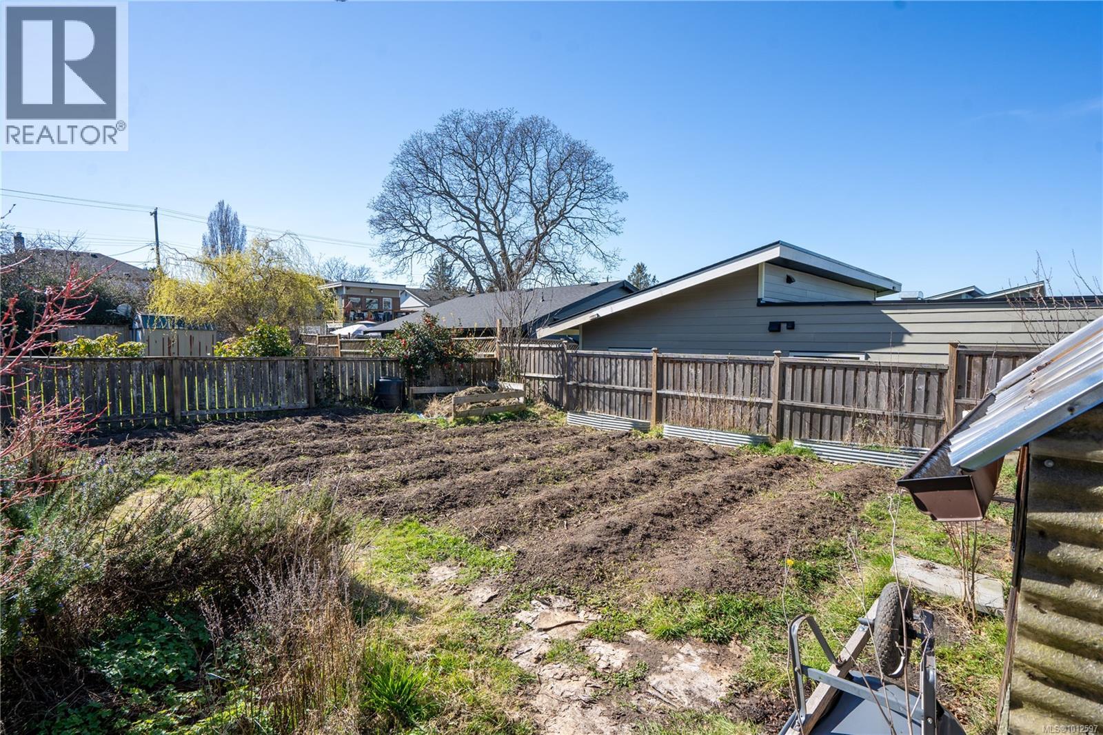 Photo 9 of 3228 Seaton St, Saanich BC
