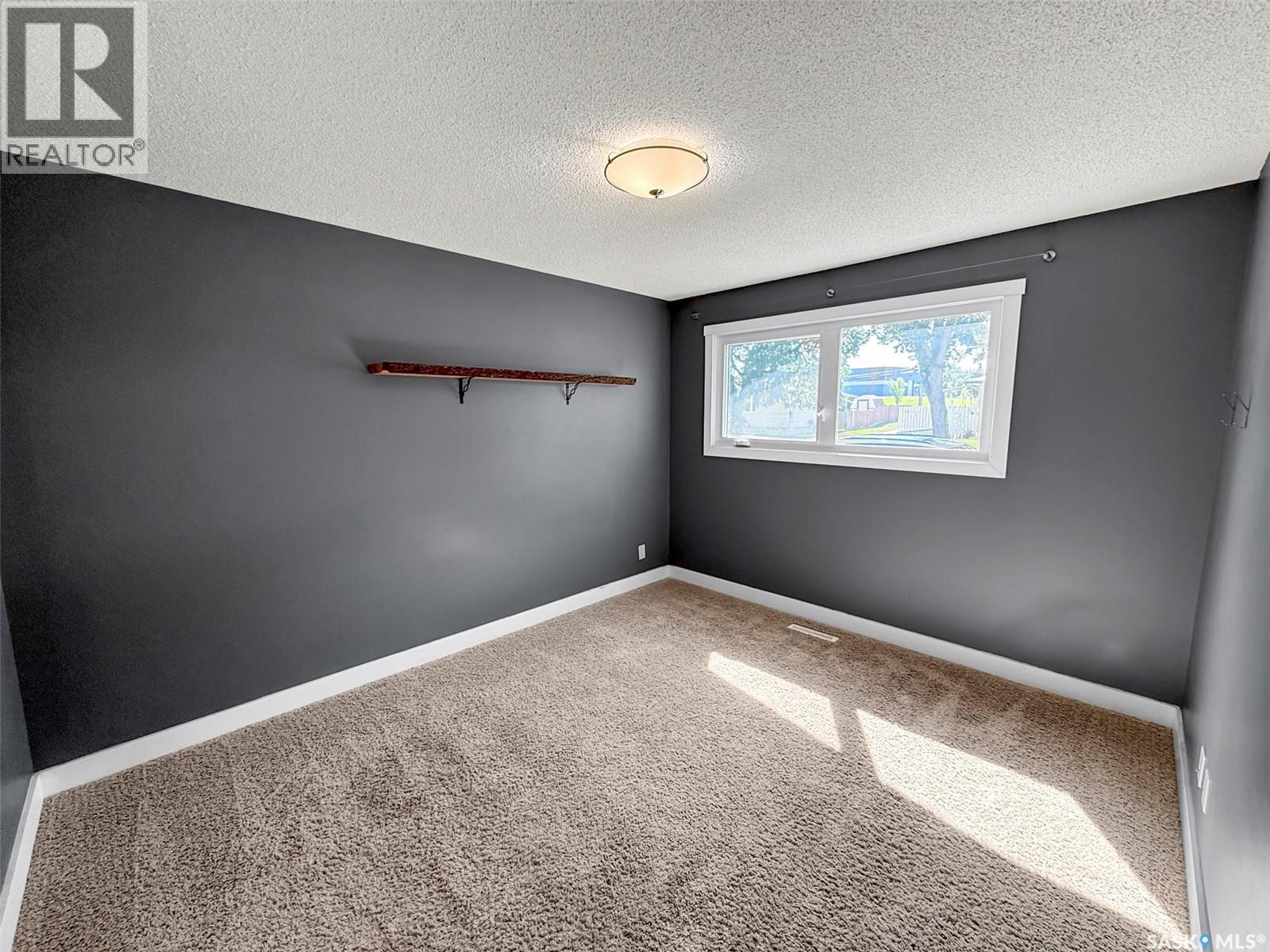 Photo 14 of 201 Conlin Drive, Swift Current SK