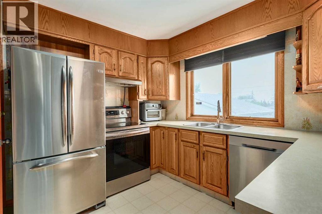 Photo 11 of 27 Winchester Crescent Sw, Calgary AB