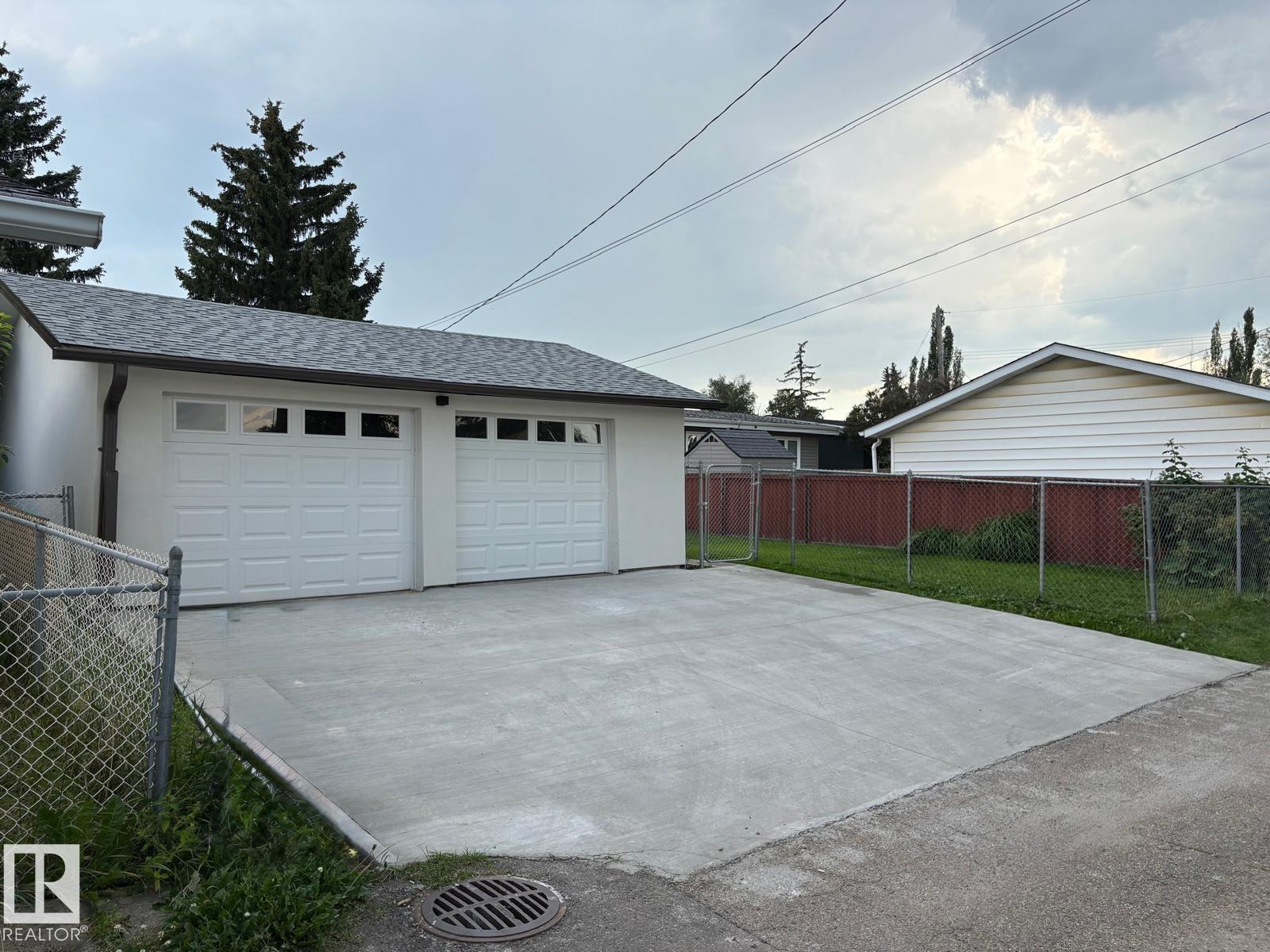 Photo 4 of 6808 95 Av Nw Nw, Edmonton AB