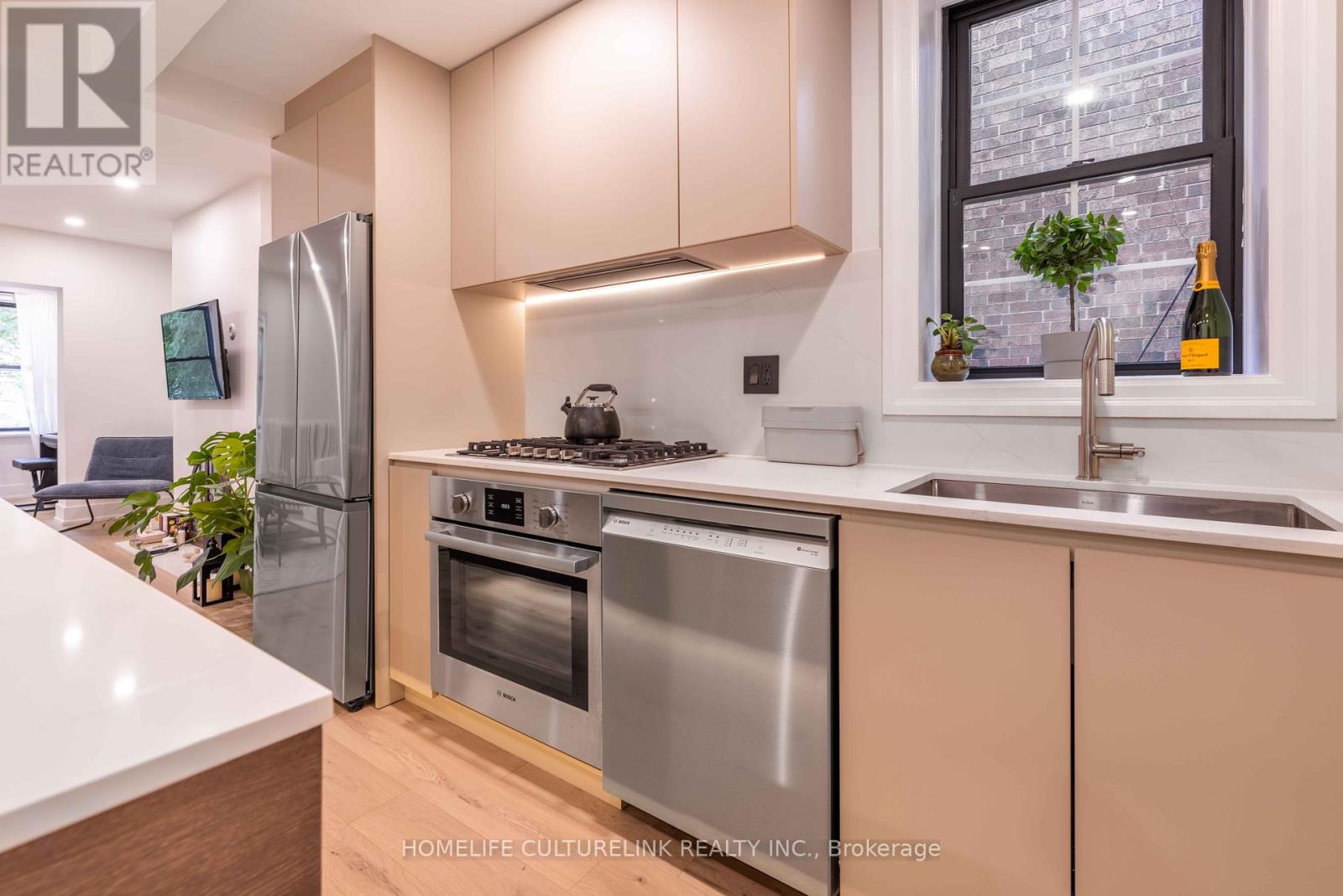 Photo 11 of 186 Ashdale Avenue, Toronto ON