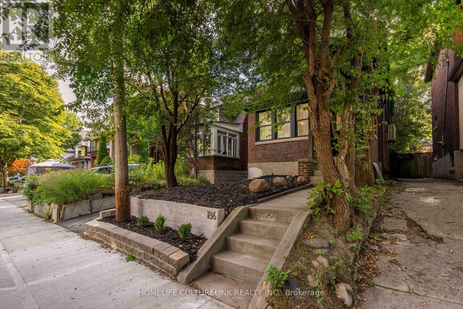 Photo 3 of 186 Ashdale Avenue, Toronto ON