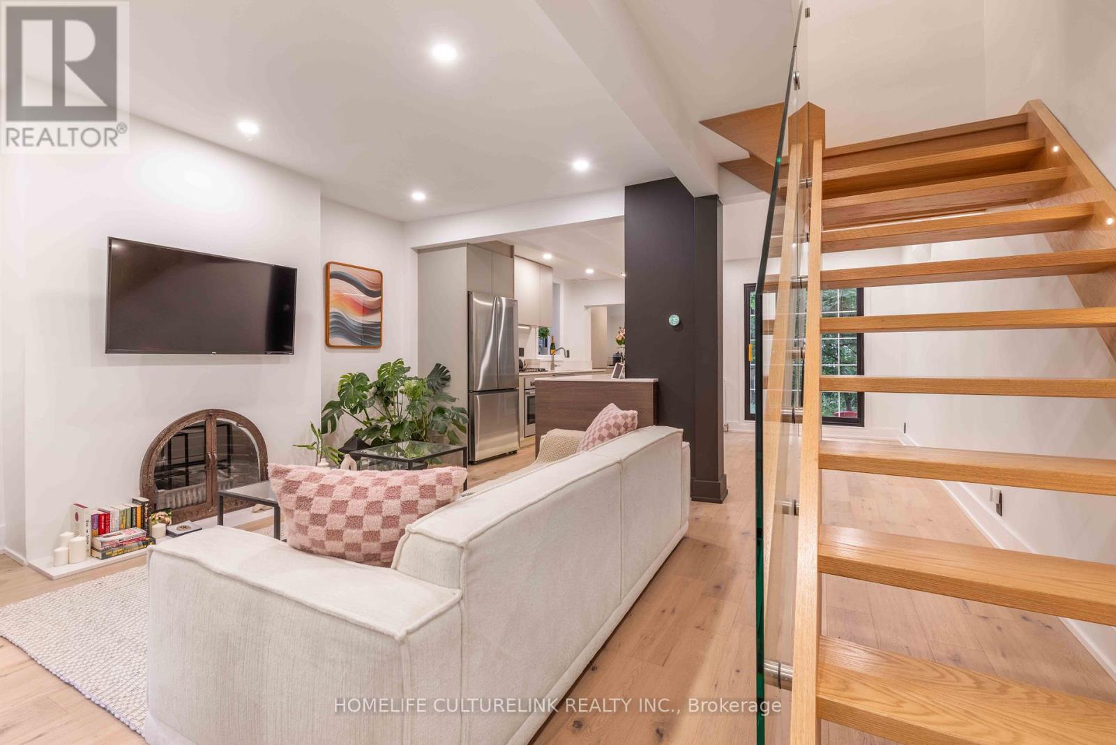 Photo 5 of 186 Ashdale Avenue, Toronto ON