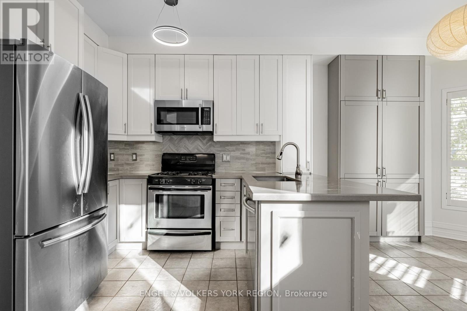 Photo 10 of 130 Old Colony Road, Richmond Hill ON