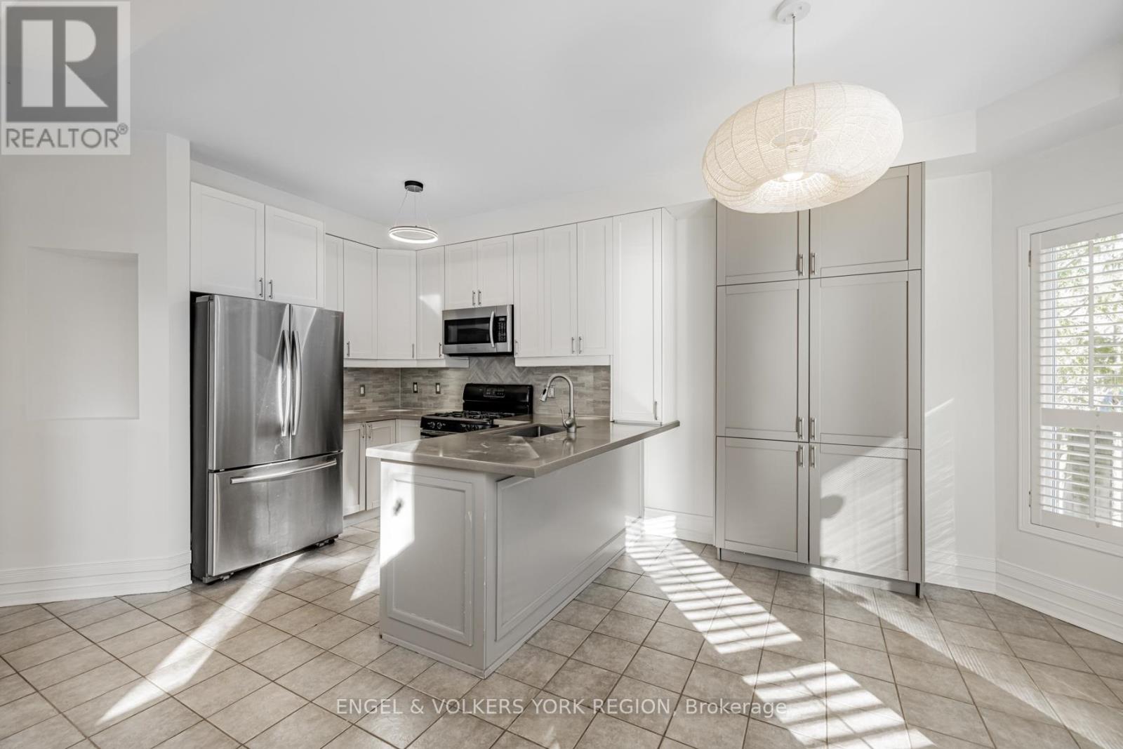Photo 12 of 130 Old Colony Road, Richmond Hill ON