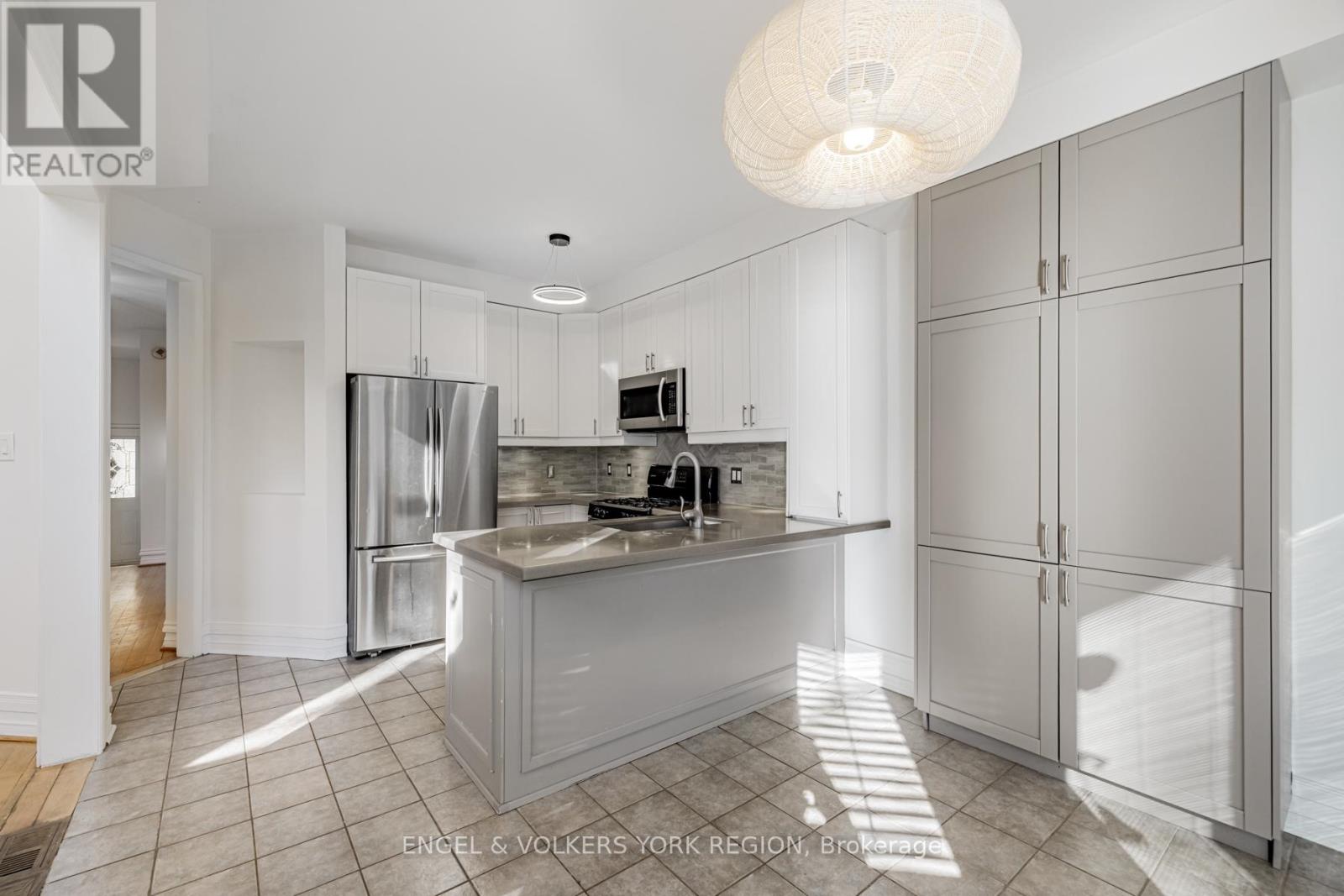 Photo 14 of 130 Old Colony Road, Richmond Hill ON