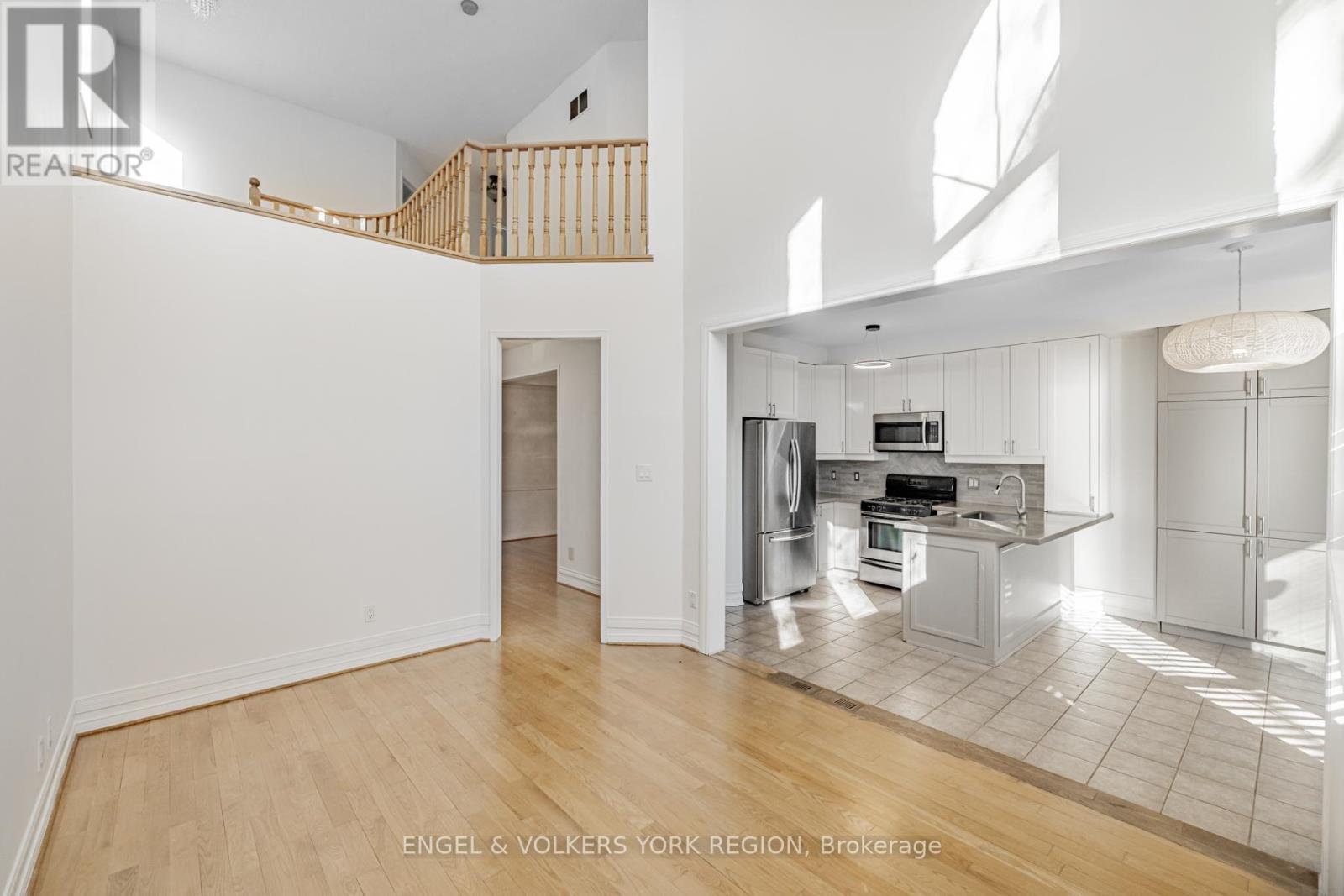 Photo 20 of 130 Old Colony Road, Richmond Hill ON