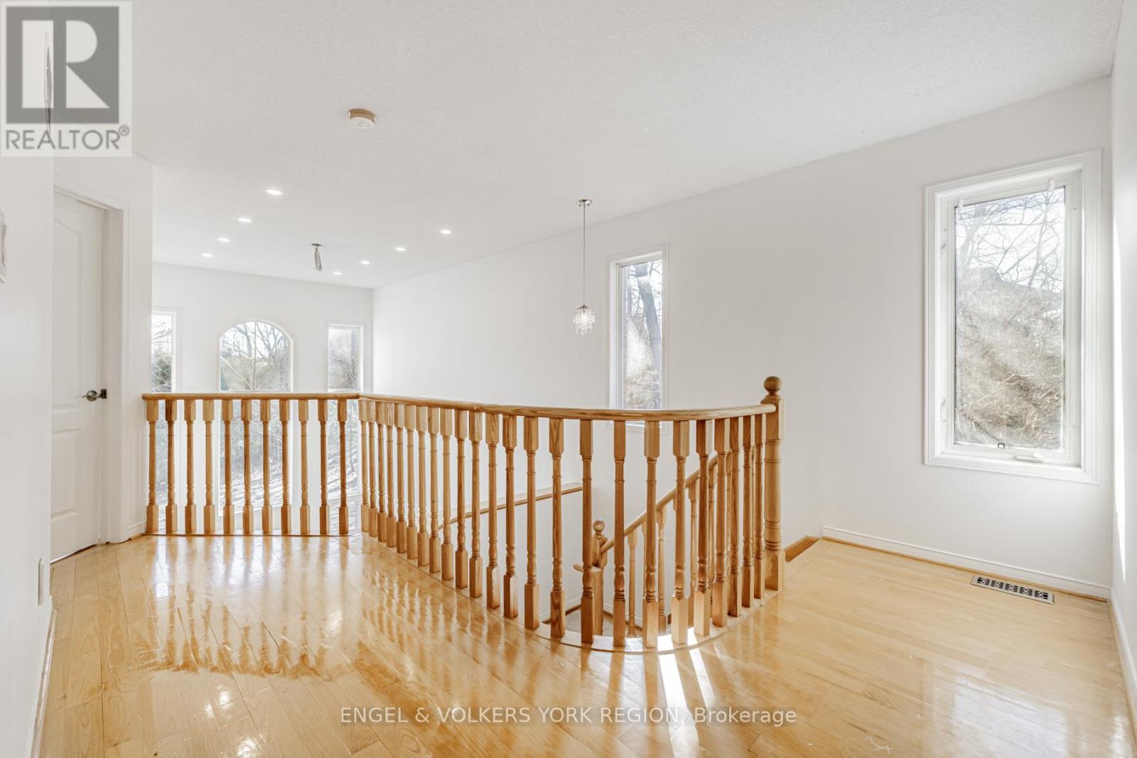 Photo 27 of 130 Old Colony Road, Richmond Hill ON