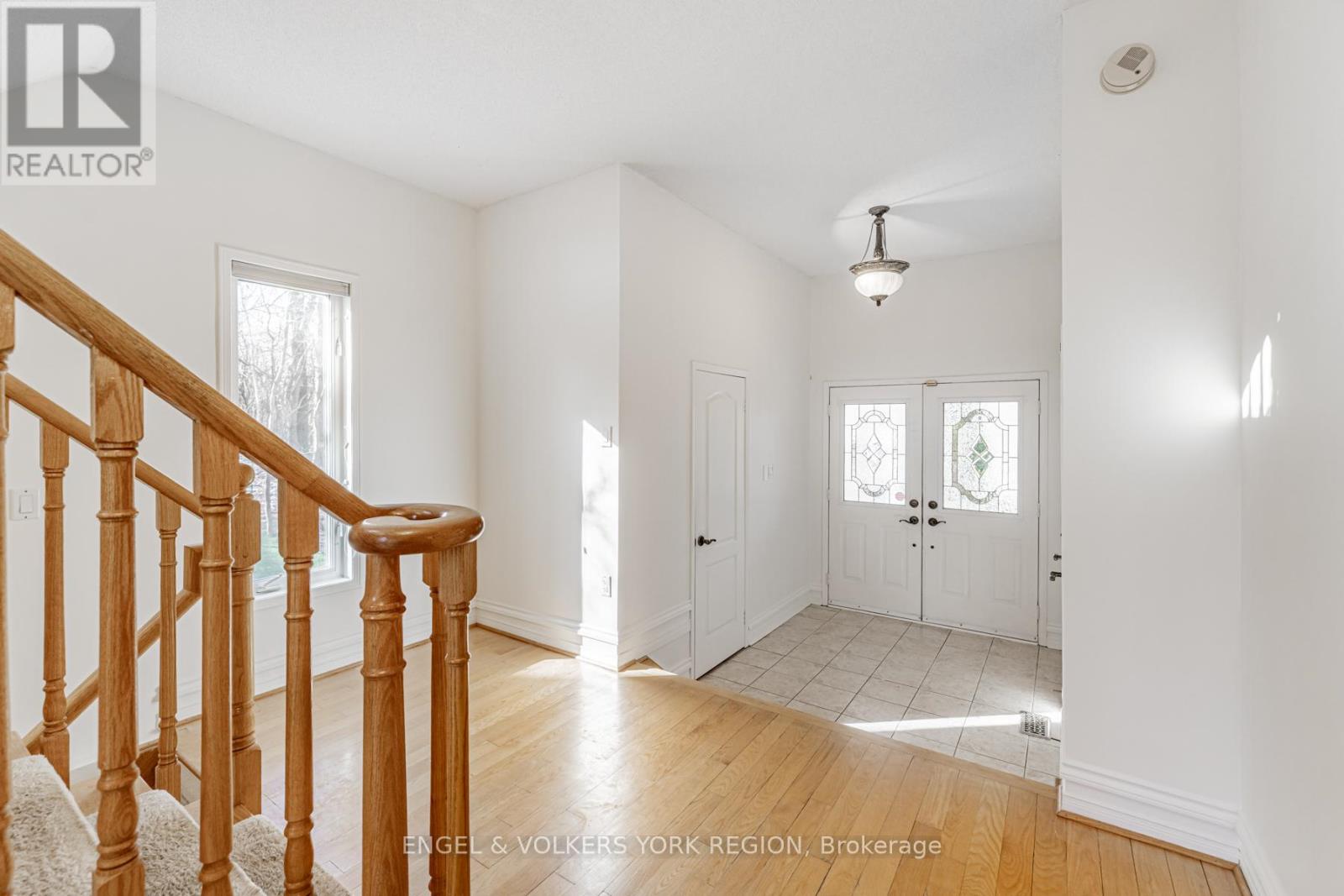 Photo 3 of 130 Old Colony Road, Richmond Hill ON