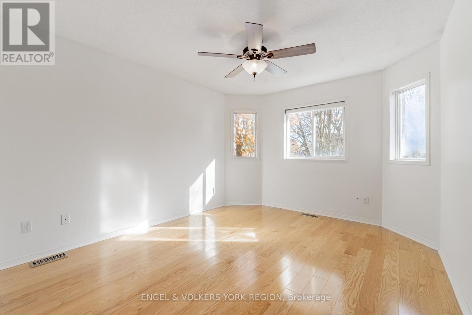 Photo 32 of 130 Old Colony Road, Richmond Hill ON