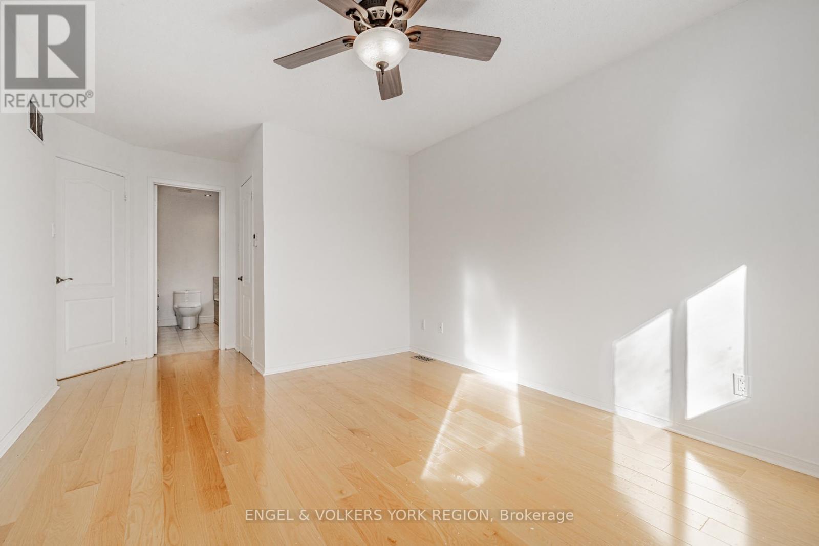 Photo 33 of 130 Old Colony Road, Richmond Hill ON