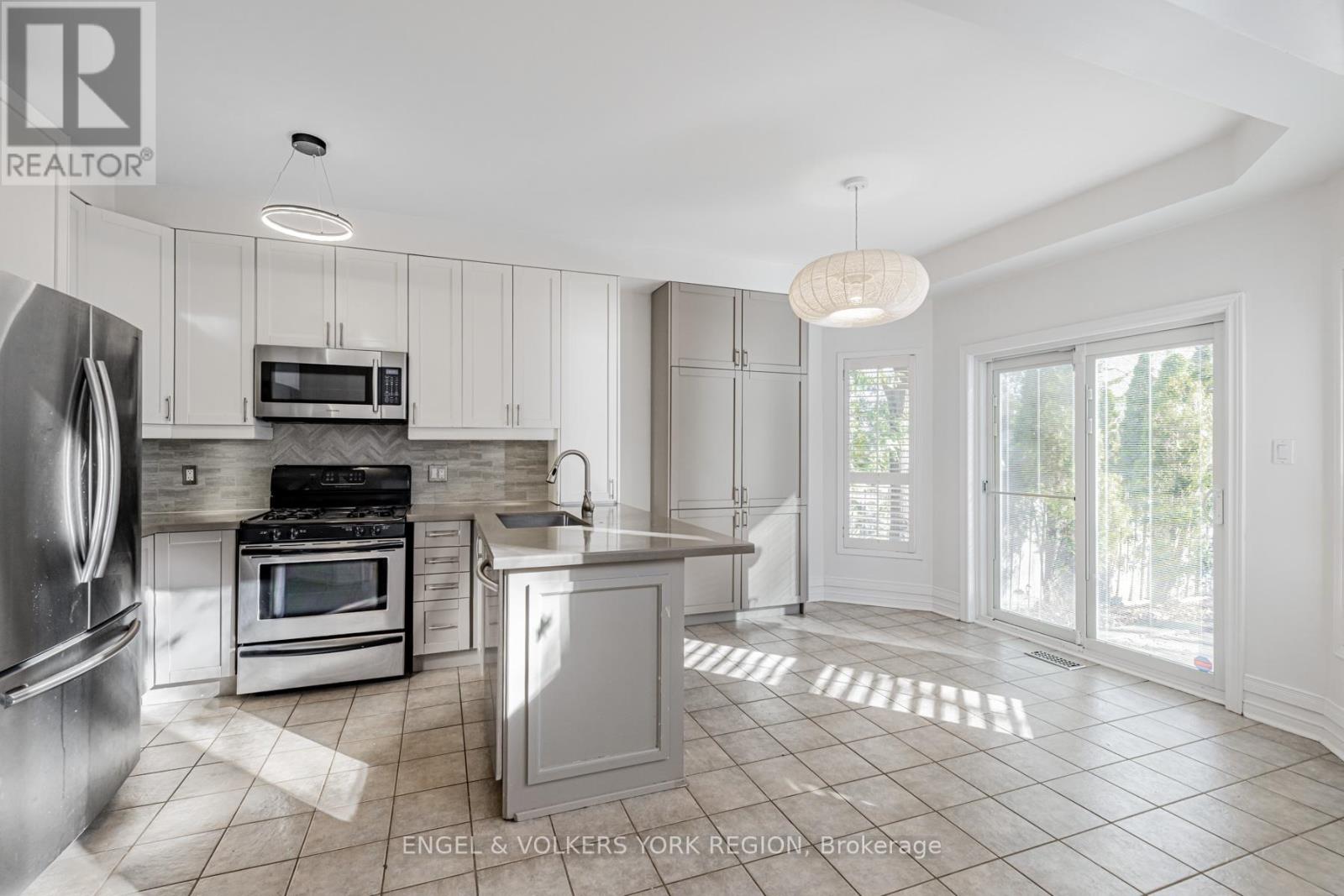 Photo 4 of 130 Old Colony Road, Richmond Hill ON