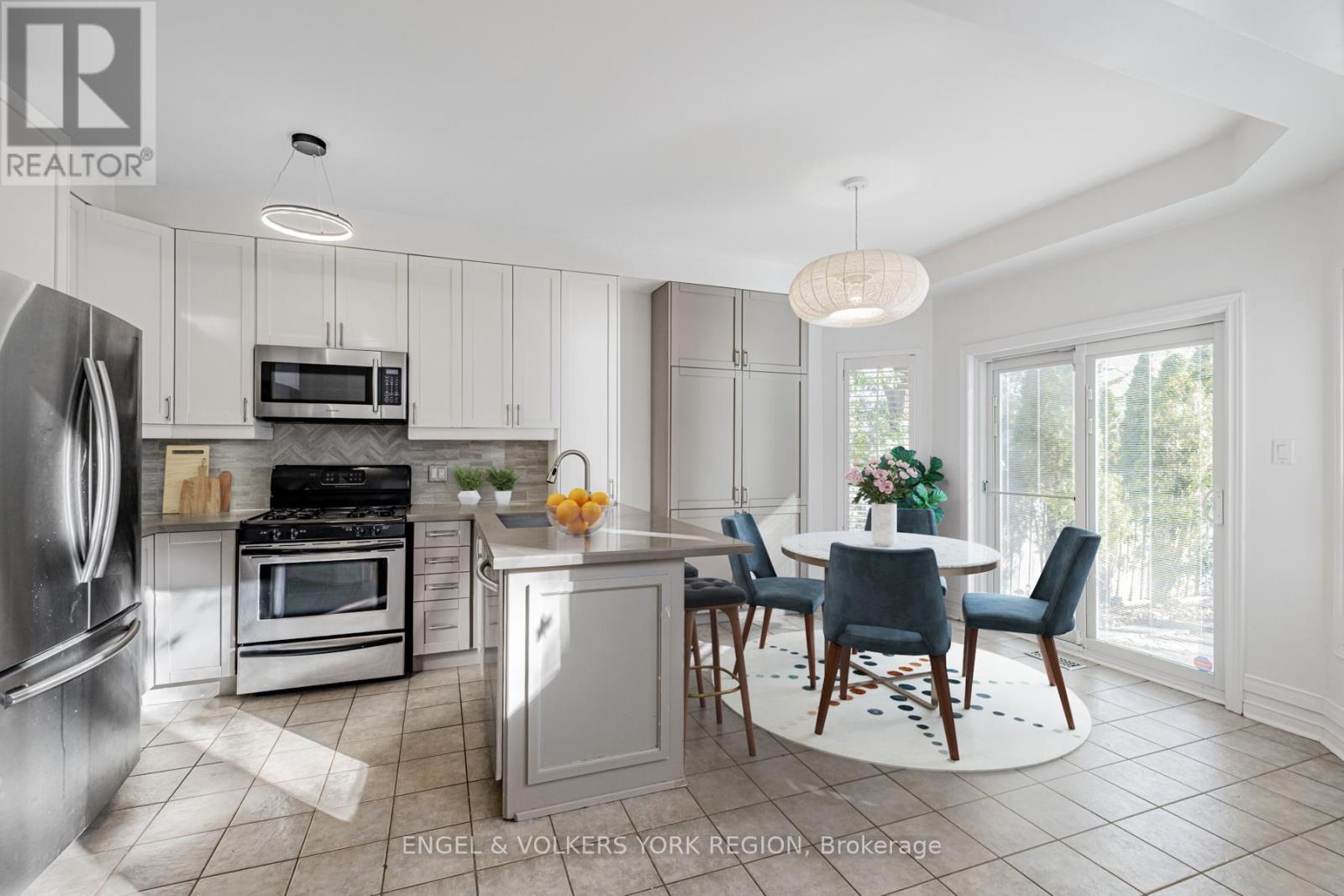 Photo 6 of 130 Old Colony Road, Richmond Hill ON
