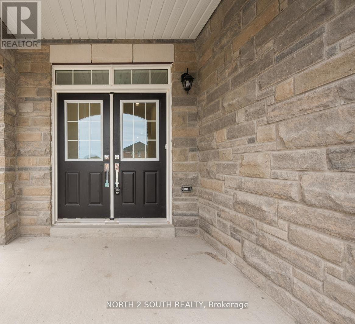 Photo 2 of 166 Gentile Circle, Vaughan ON
