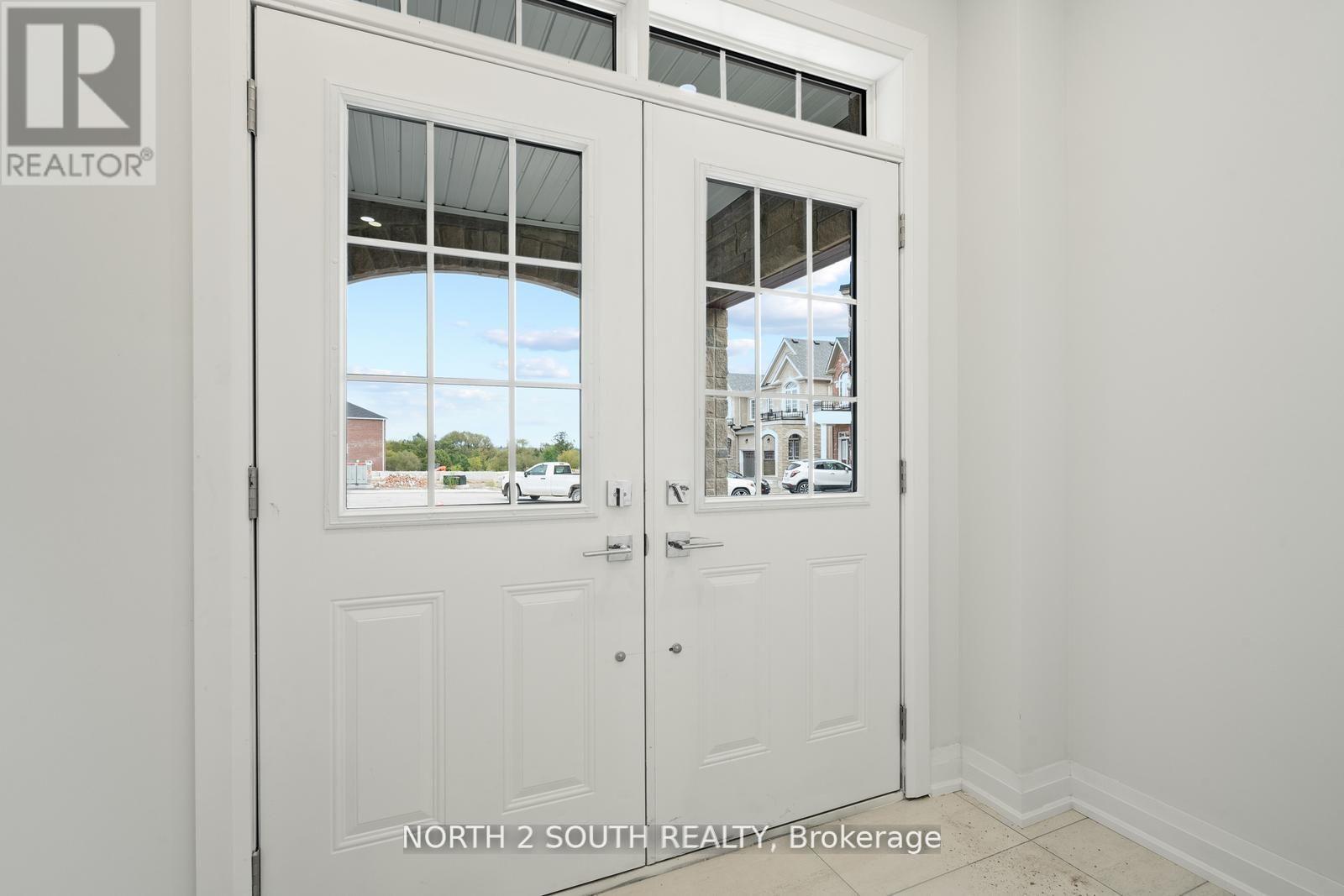 Photo 3 of 166 Gentile Circle, Vaughan ON