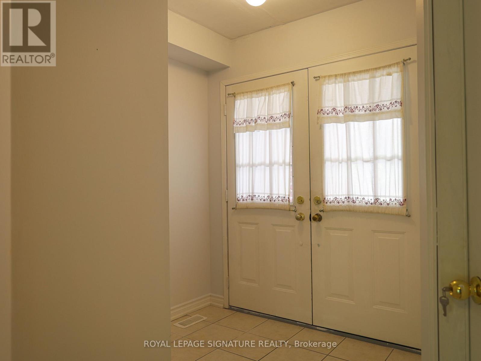 Photo 4 of 48 Billingsley Crescent, Markham ON