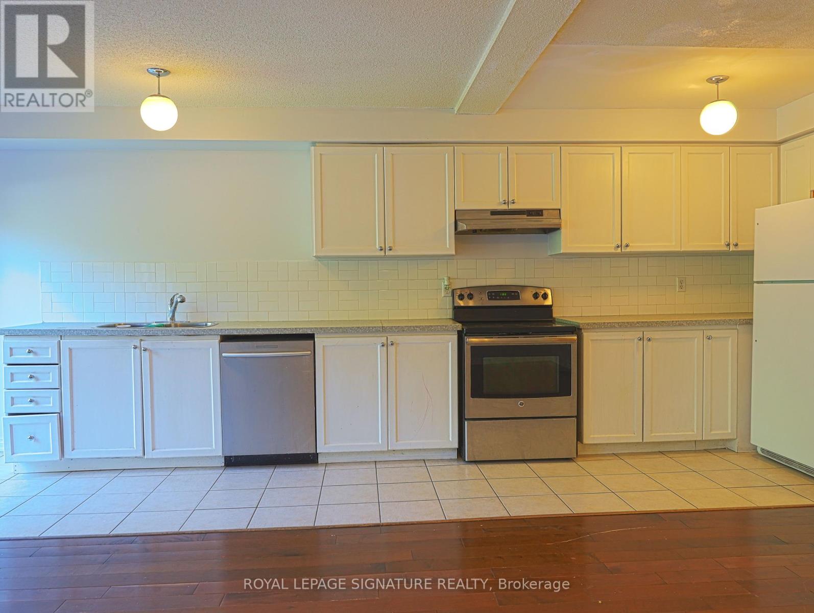 Photo 9 of 48 Billingsley Crescent, Markham ON