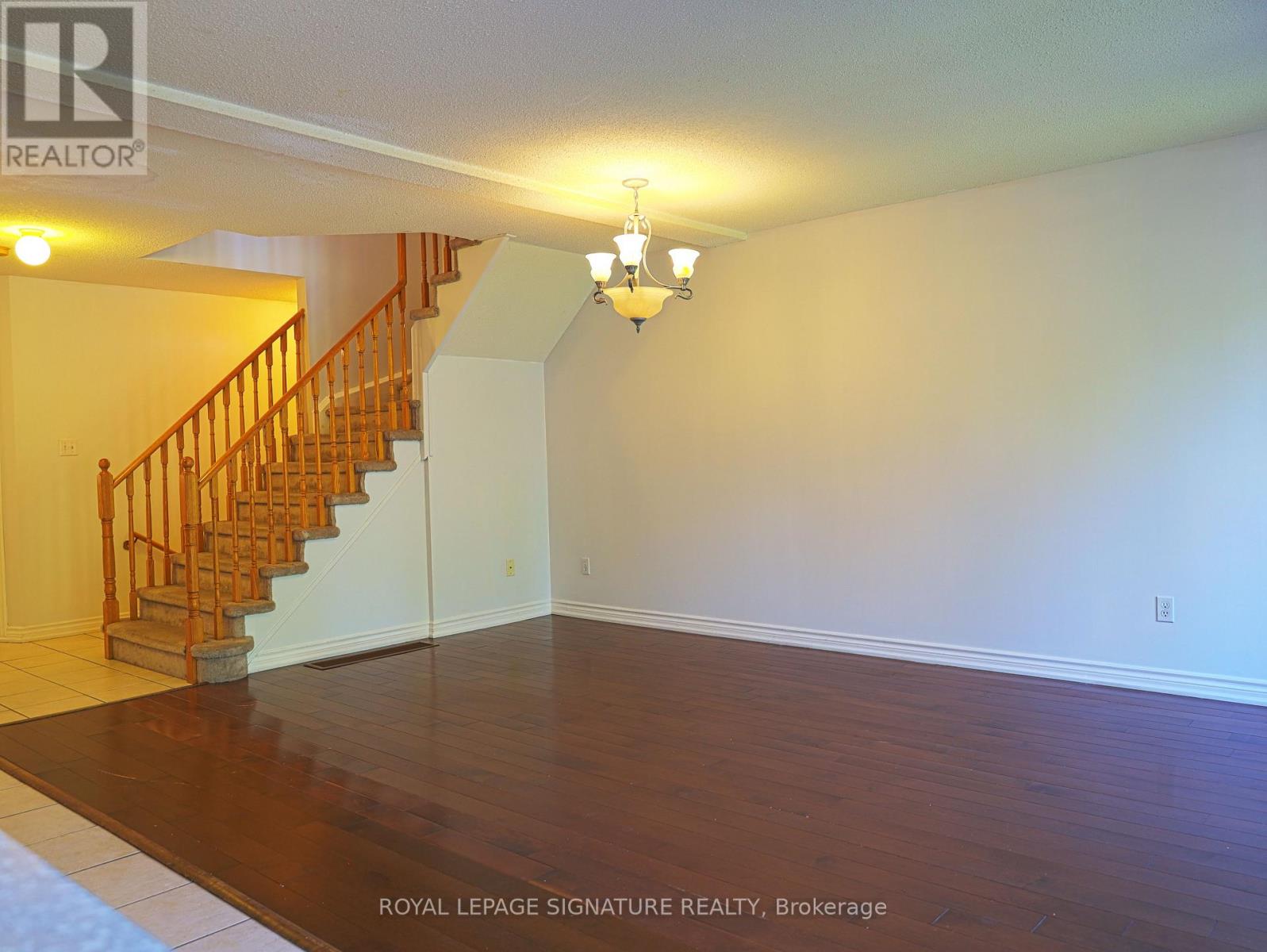 Photo 12 of 48 Billingsley Crescent, Markham ON