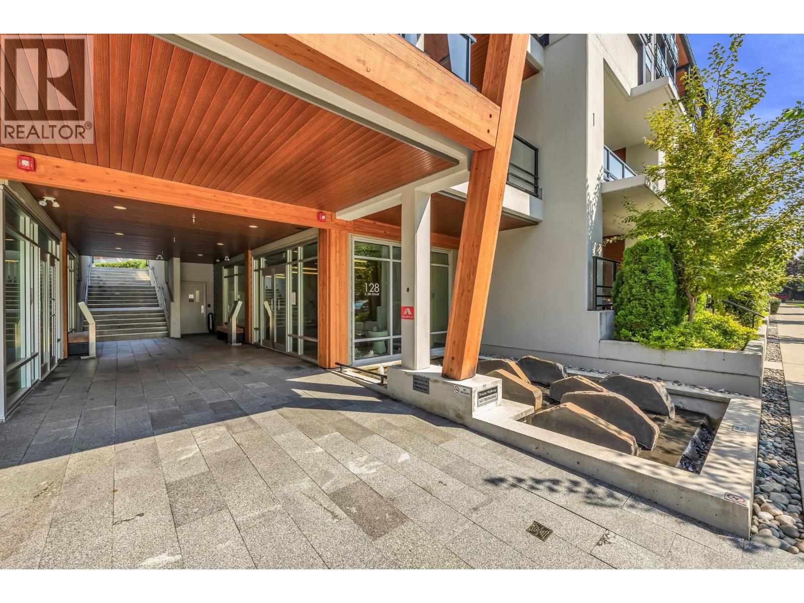 Photo 3 of 404 128 E 8th Street, North Vancouver BC