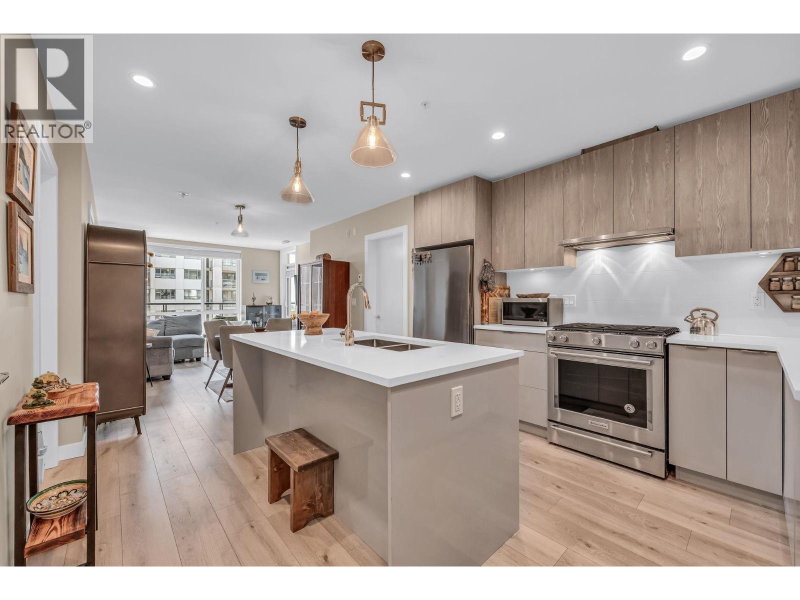 Photo 4 of 404 128 E 8th Street, North Vancouver BC