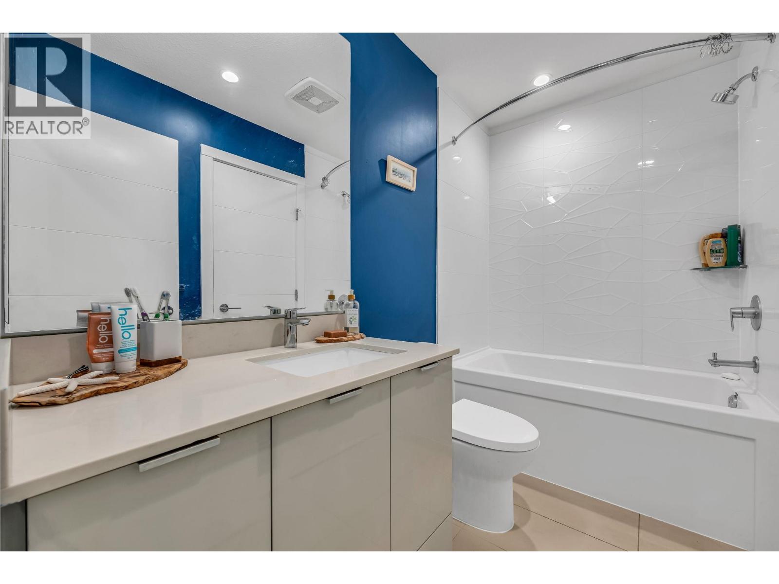 Photo 13 of 404 128 E 8th Street, North Vancouver BC