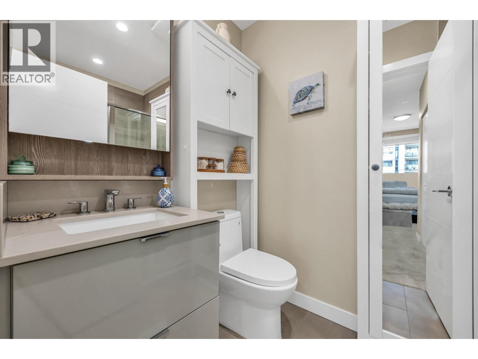 Photo 17 of 404 128 E 8th Street, North Vancouver BC