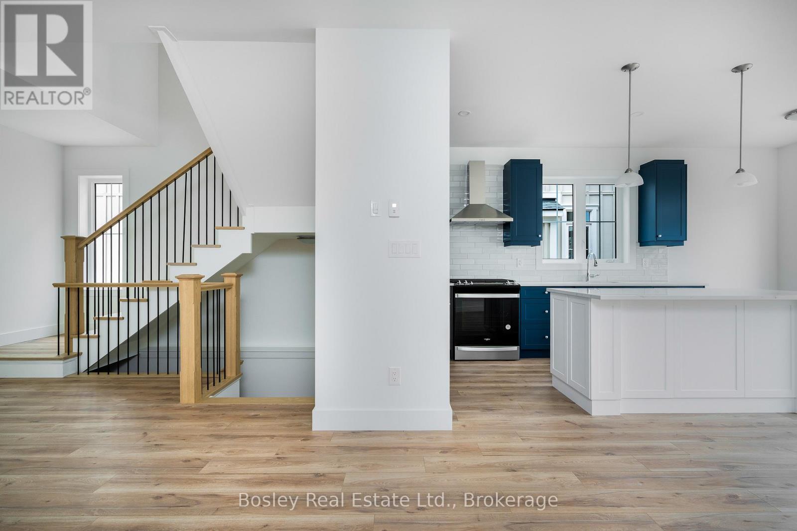 Photo 10 of 132 White Oak Crescent, Blue Mountains ON