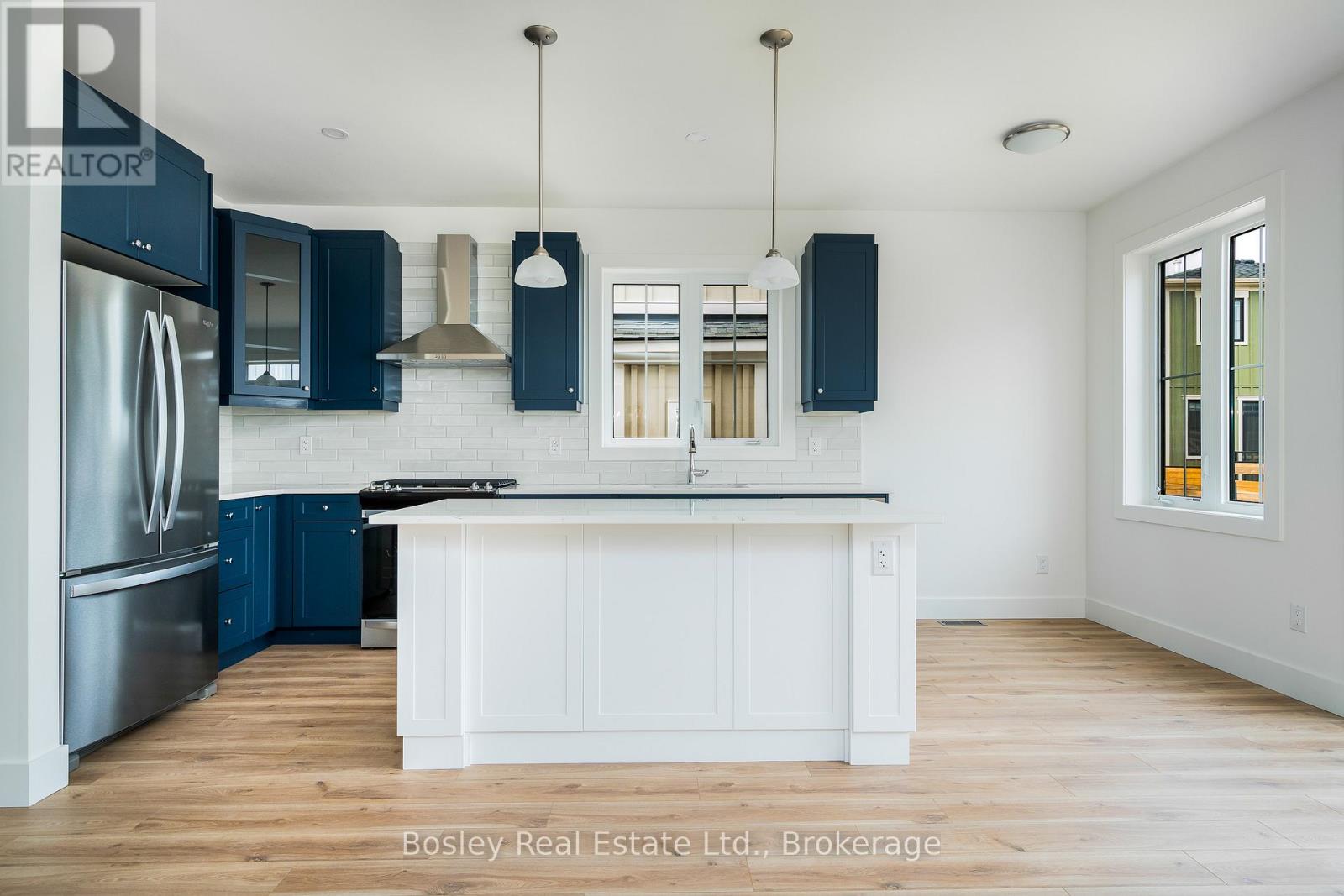 Photo 12 of 132 White Oak Crescent, Blue Mountains ON