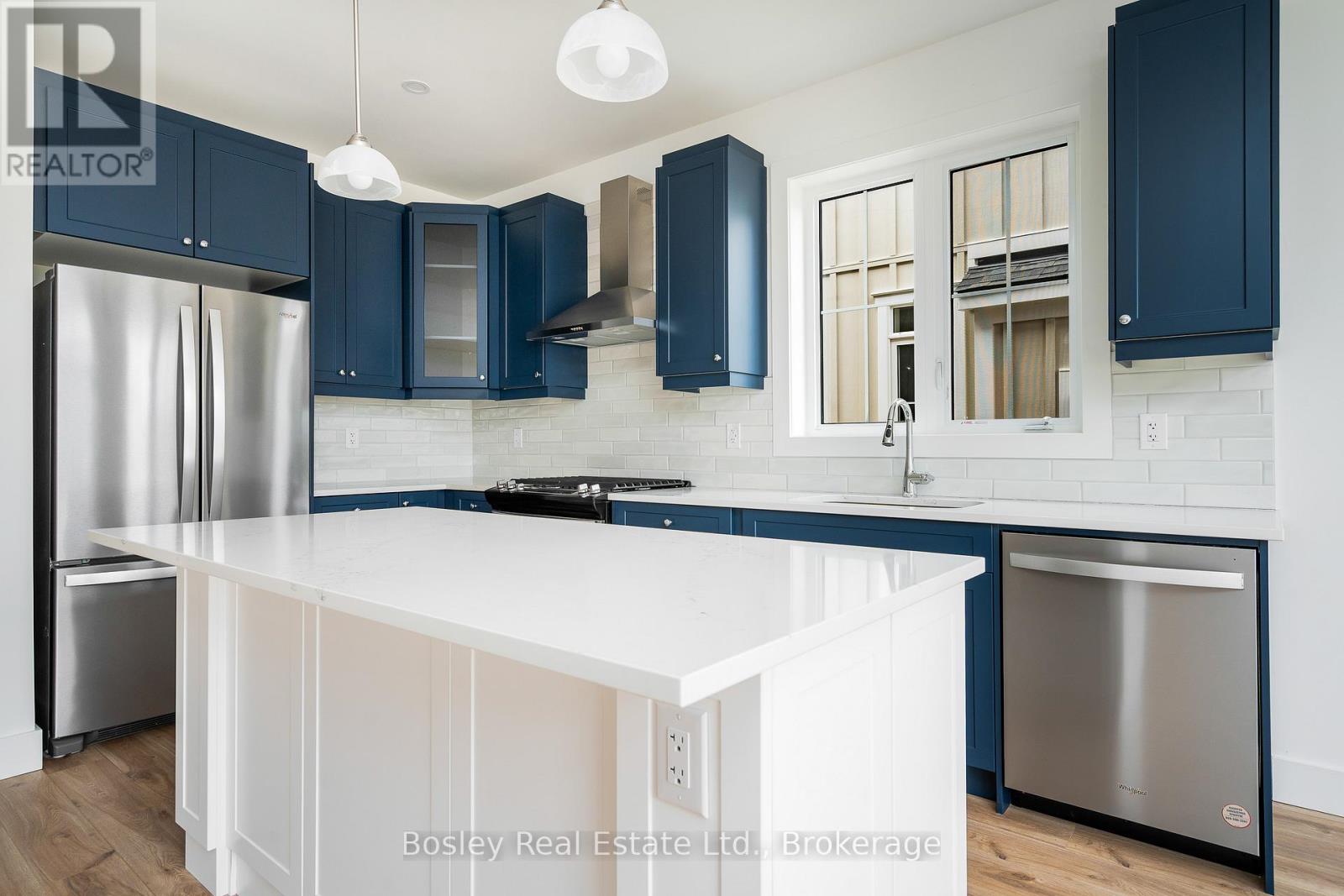 Photo 13 of 132 White Oak Crescent, Blue Mountains ON