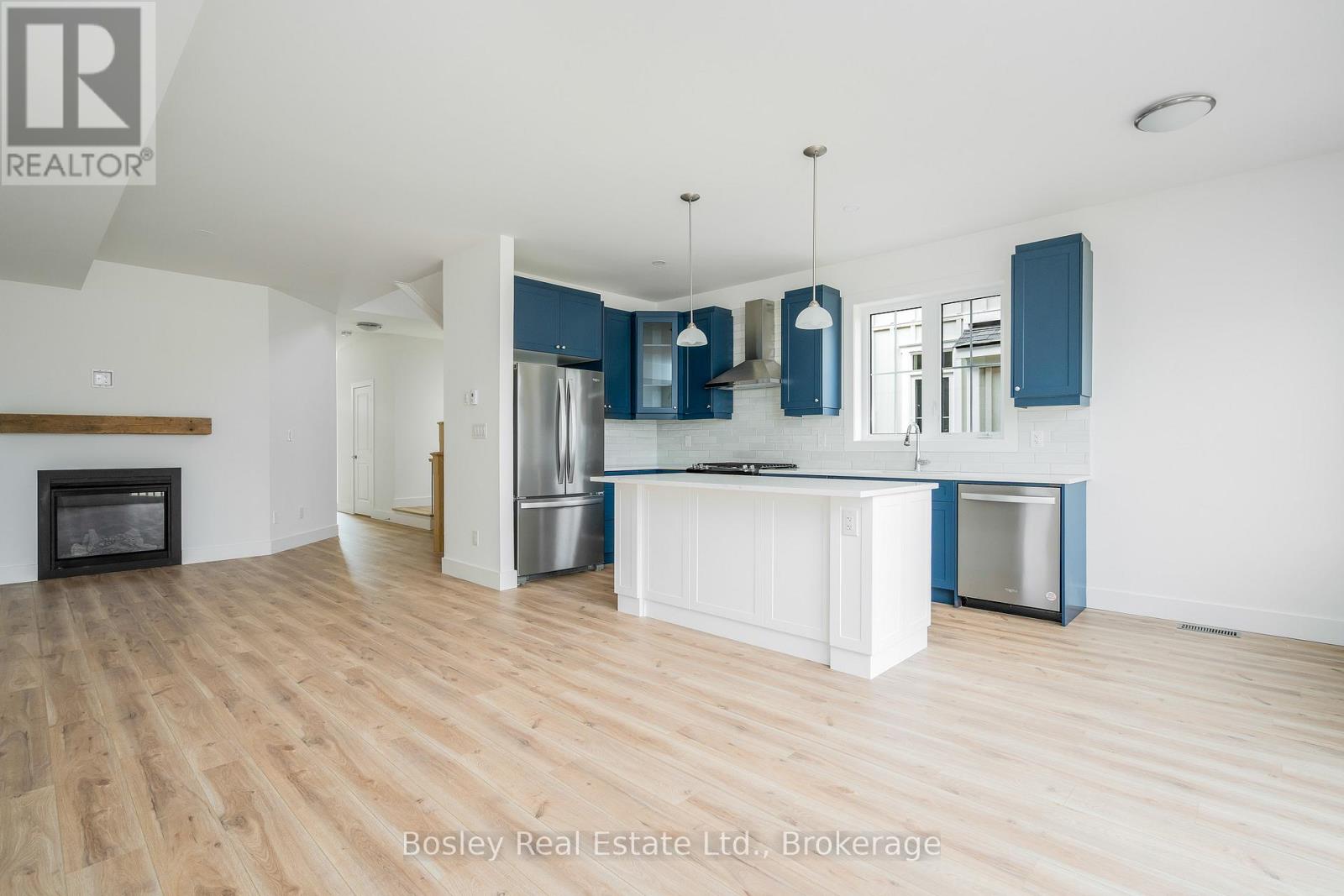Photo 14 of 132 White Oak Crescent, Blue Mountains ON